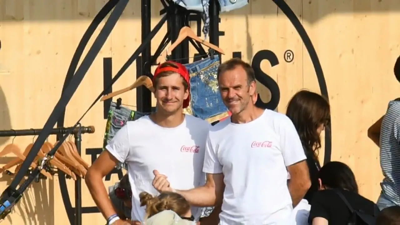Mega Selfie : le groupe au premier plan sur un stand de festival
