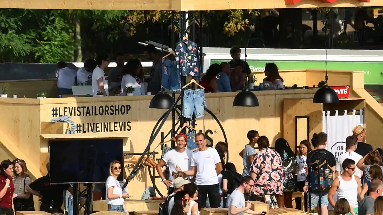 Mega Selfie : le zoom arrière dévoile le stand