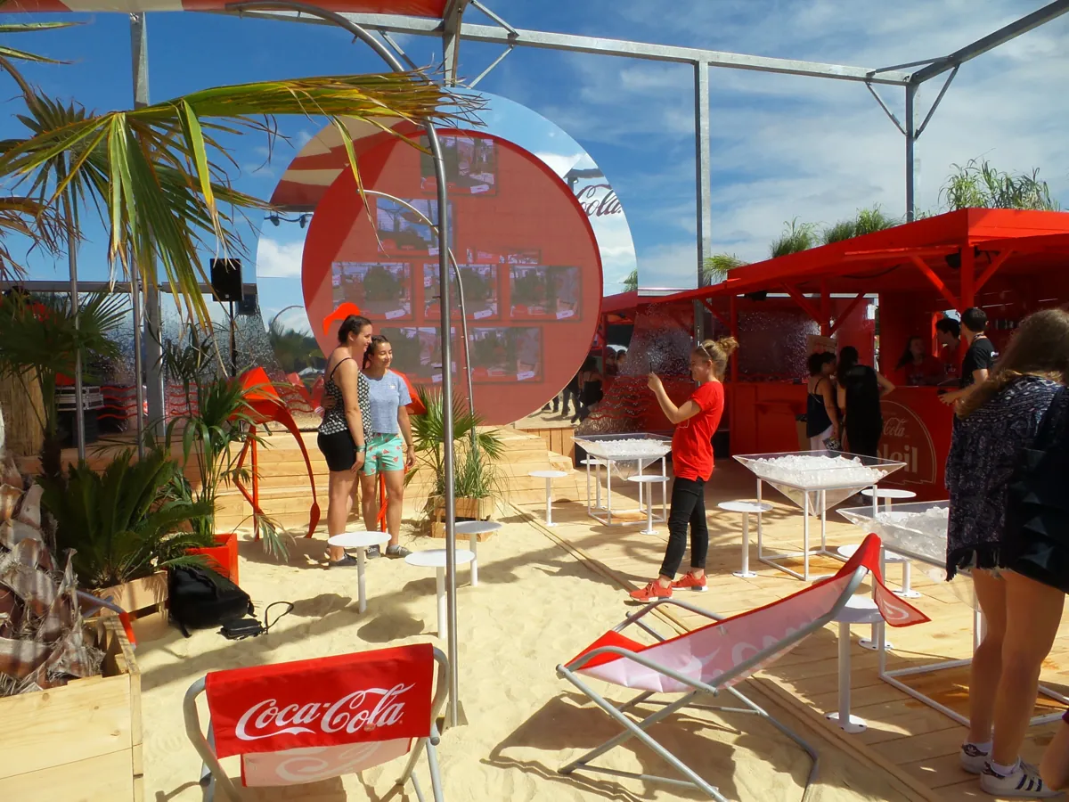 Écran rond d’affichage sur un espace Coca-Cola en festival