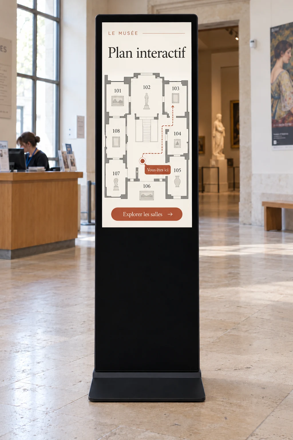 Totem noir présentant un plan interactif dans un hall de musée